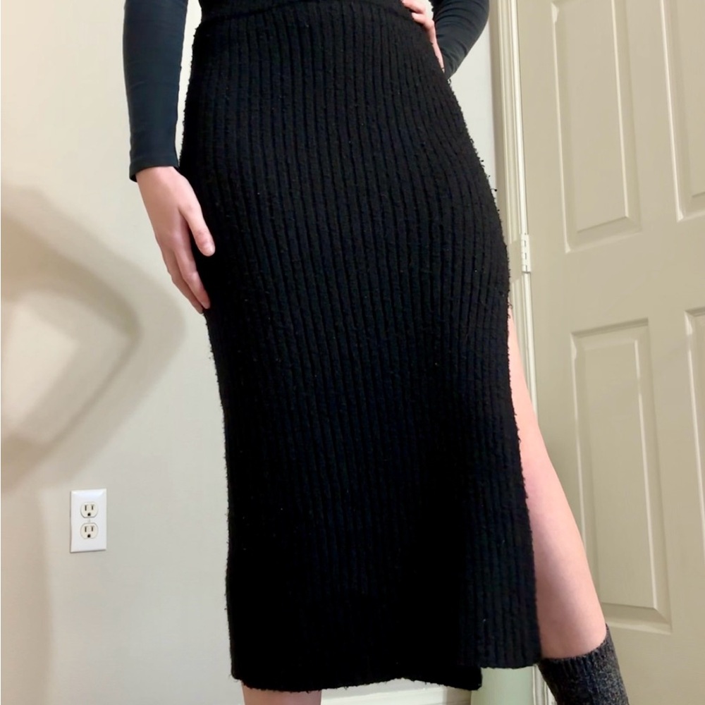 Elegant Black Ribbed Skirt